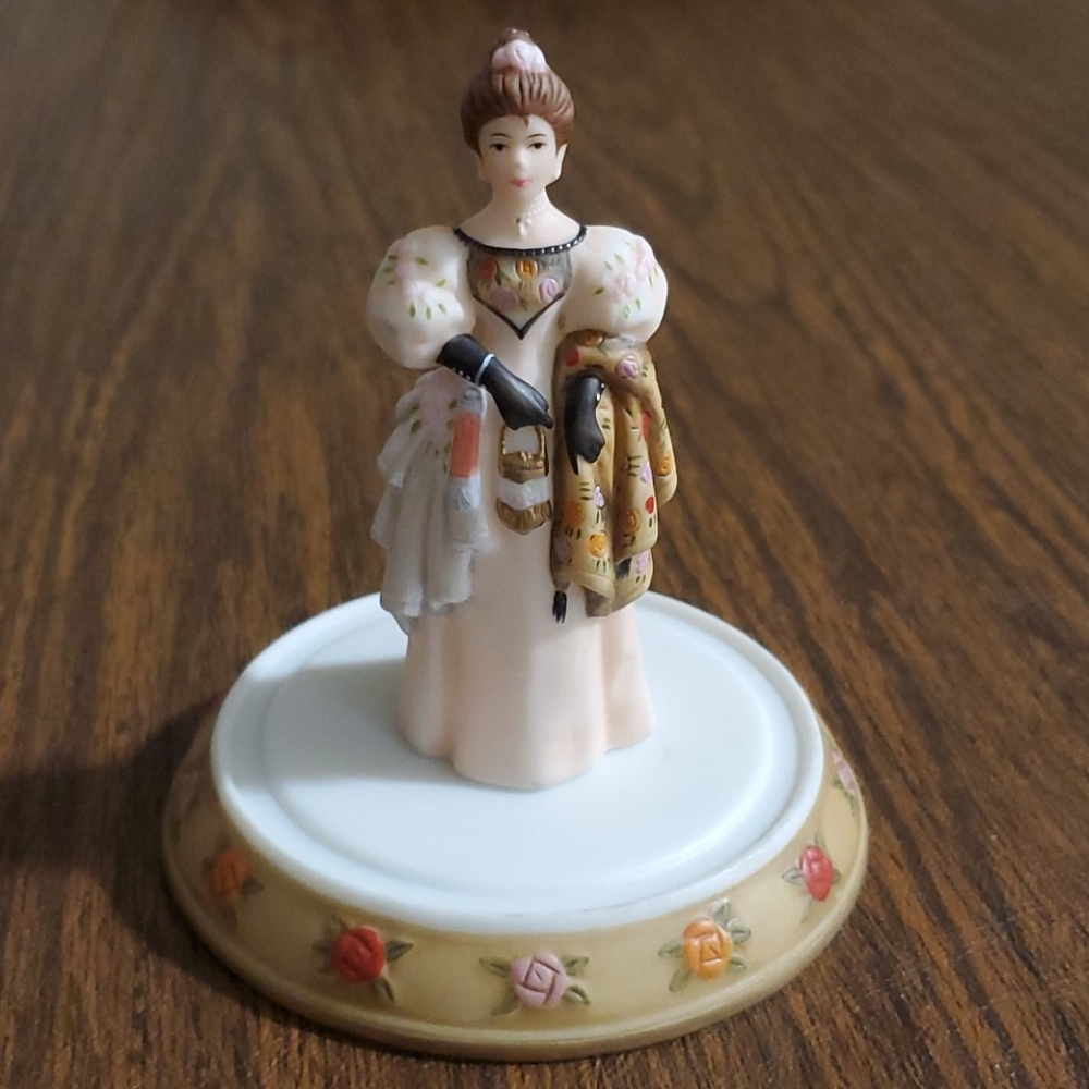 Avon 2000 Mrs. Albie Collectable Figurine